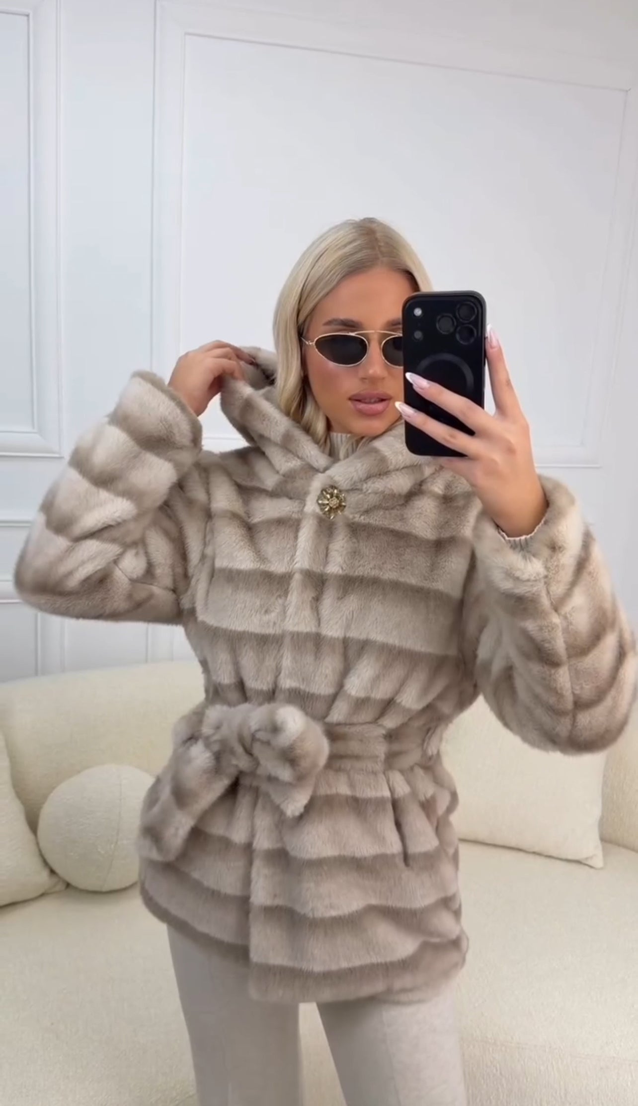 Συνθετική γούνα με ζώνη, κουκούλα και καρφίτσα - Μπεζ