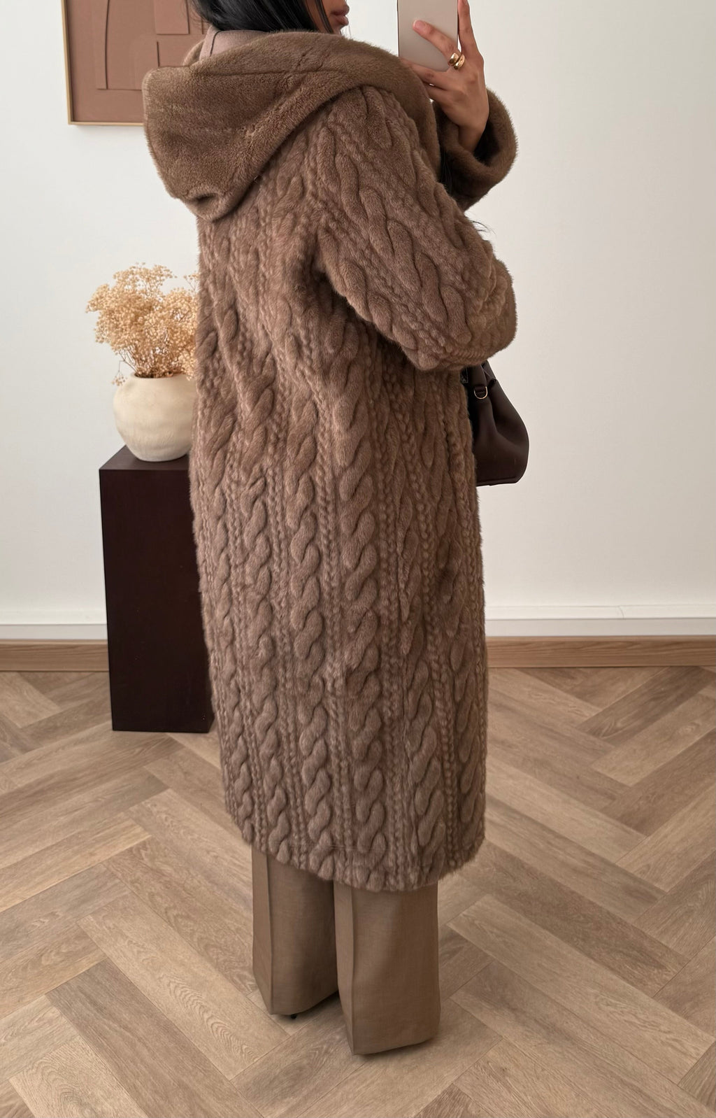 Γούνινο παλτό με ανάγλυφες πλεξούδες και κουκούλα - Ταμπά