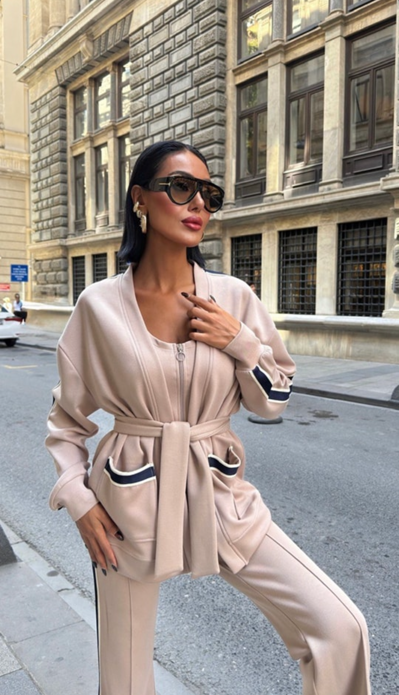 Σετ 3 τεμαχίων, μπλούζα με φερμουάρ, ζακέτα με ζώνη και εφαρμοστό παντελόνι καμπάνα - Μπεζ